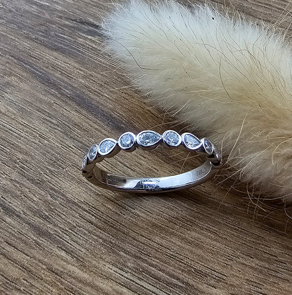 Pear and round cut diamond band