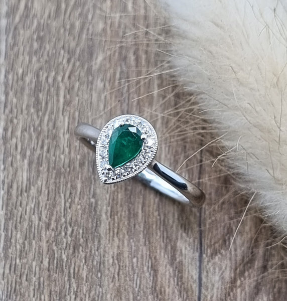 Pear cut emerald halo ring