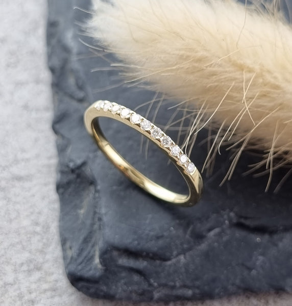 18ct gold scalloped claw set diamond band (0.25ct)