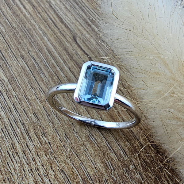 Octagonal aquamarine rubover ring