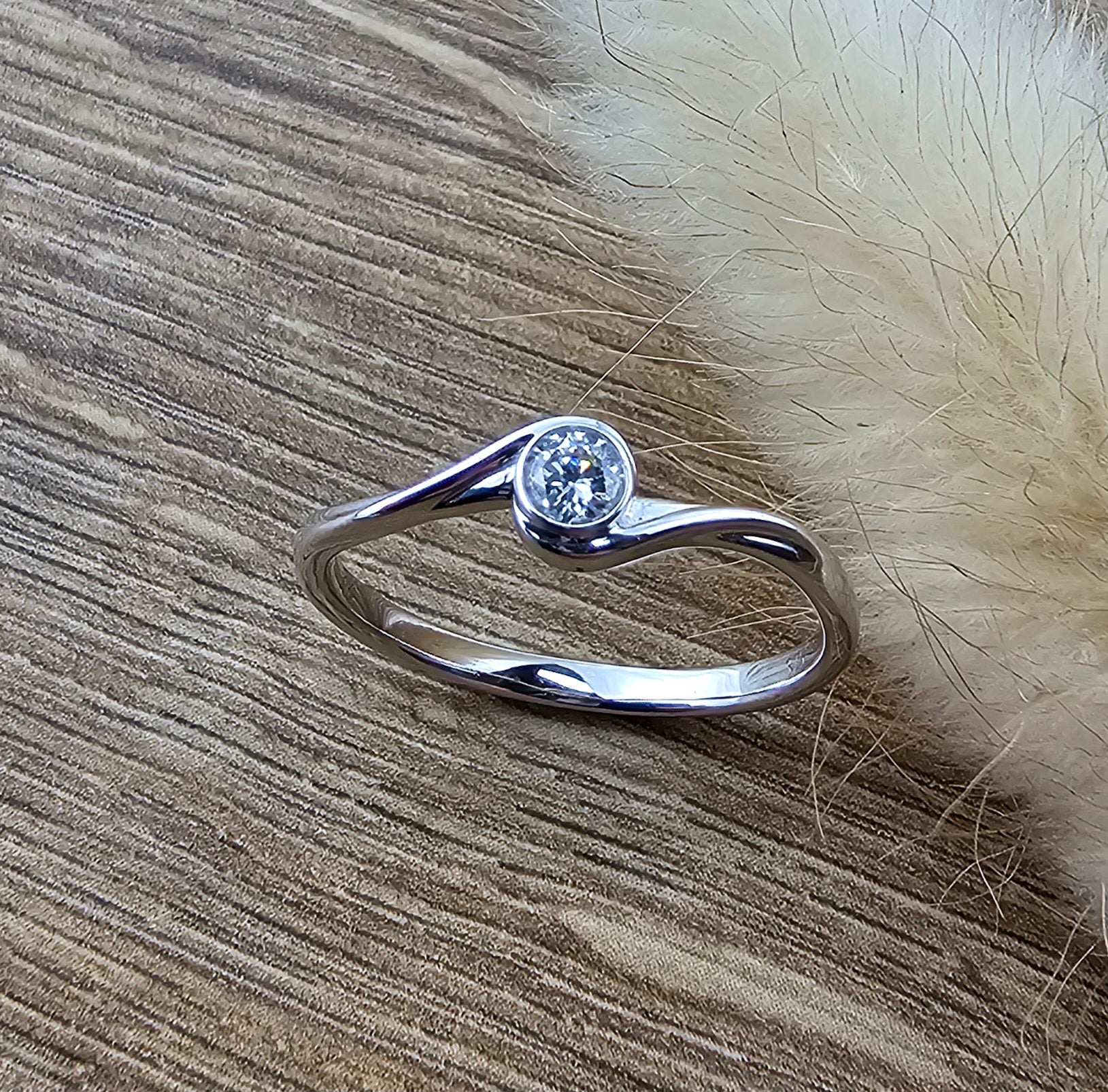 Diamond crossover ring