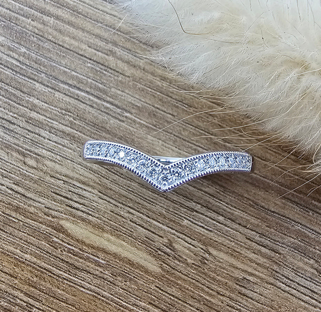 Platinum low V shaped diamond band