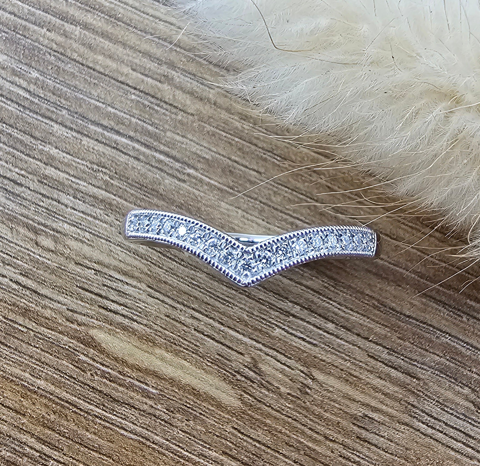 Platinum low V shaped diamond band