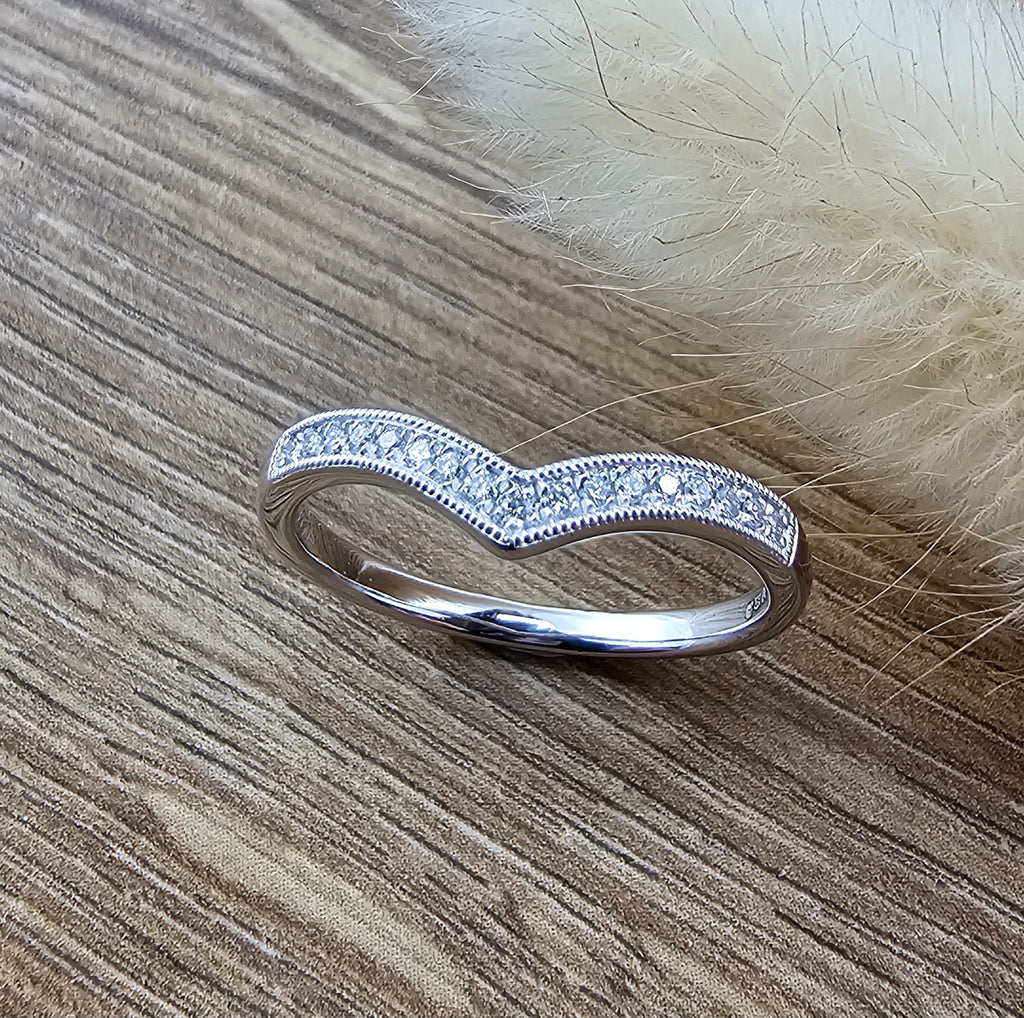 Platinum low V shaped diamond band