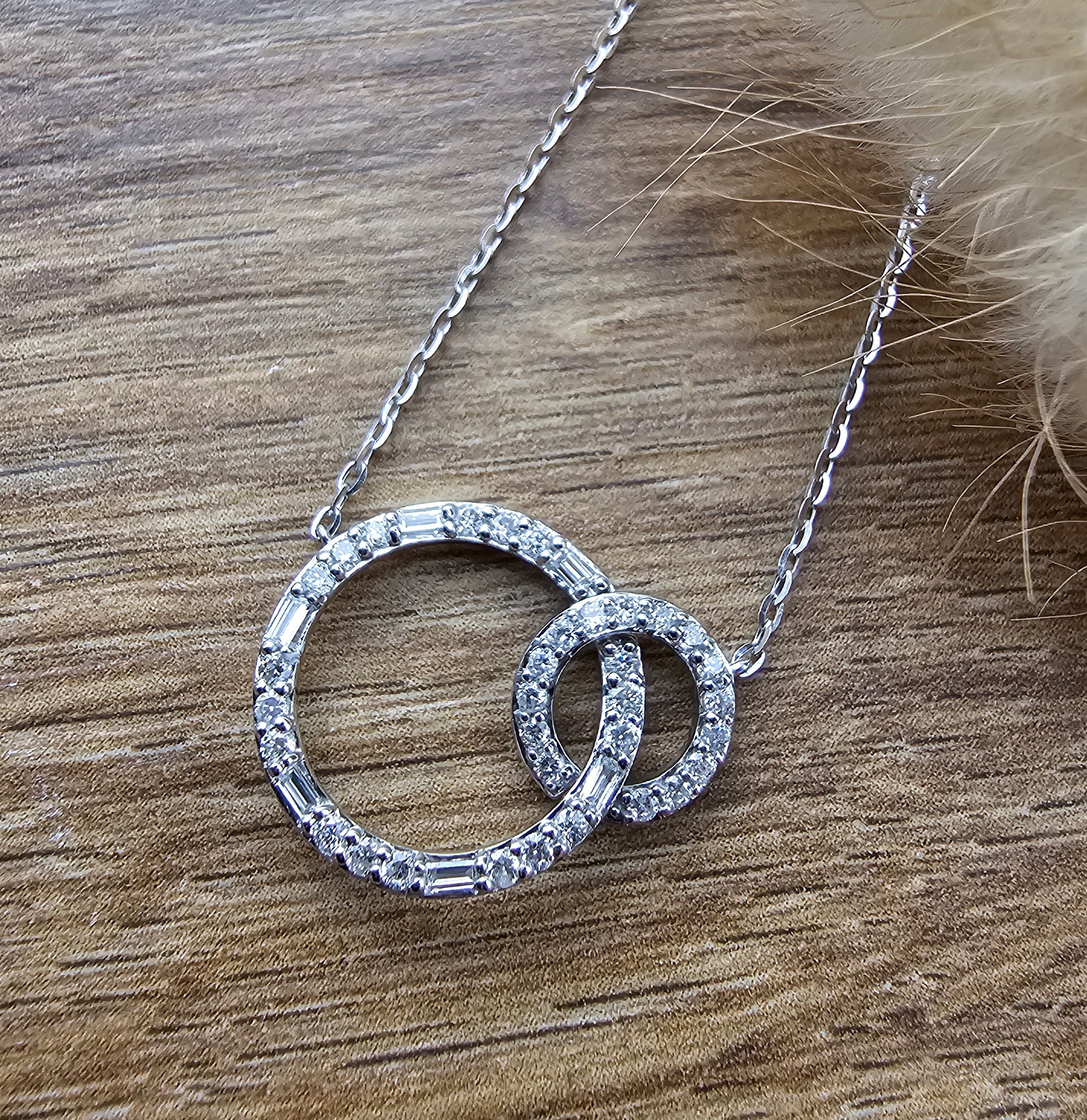 Mixed cuts linked circle diamond pendant
