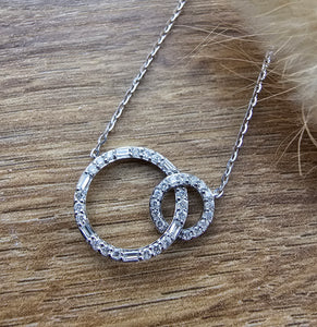 Mixed cuts linked circle diamond pendant