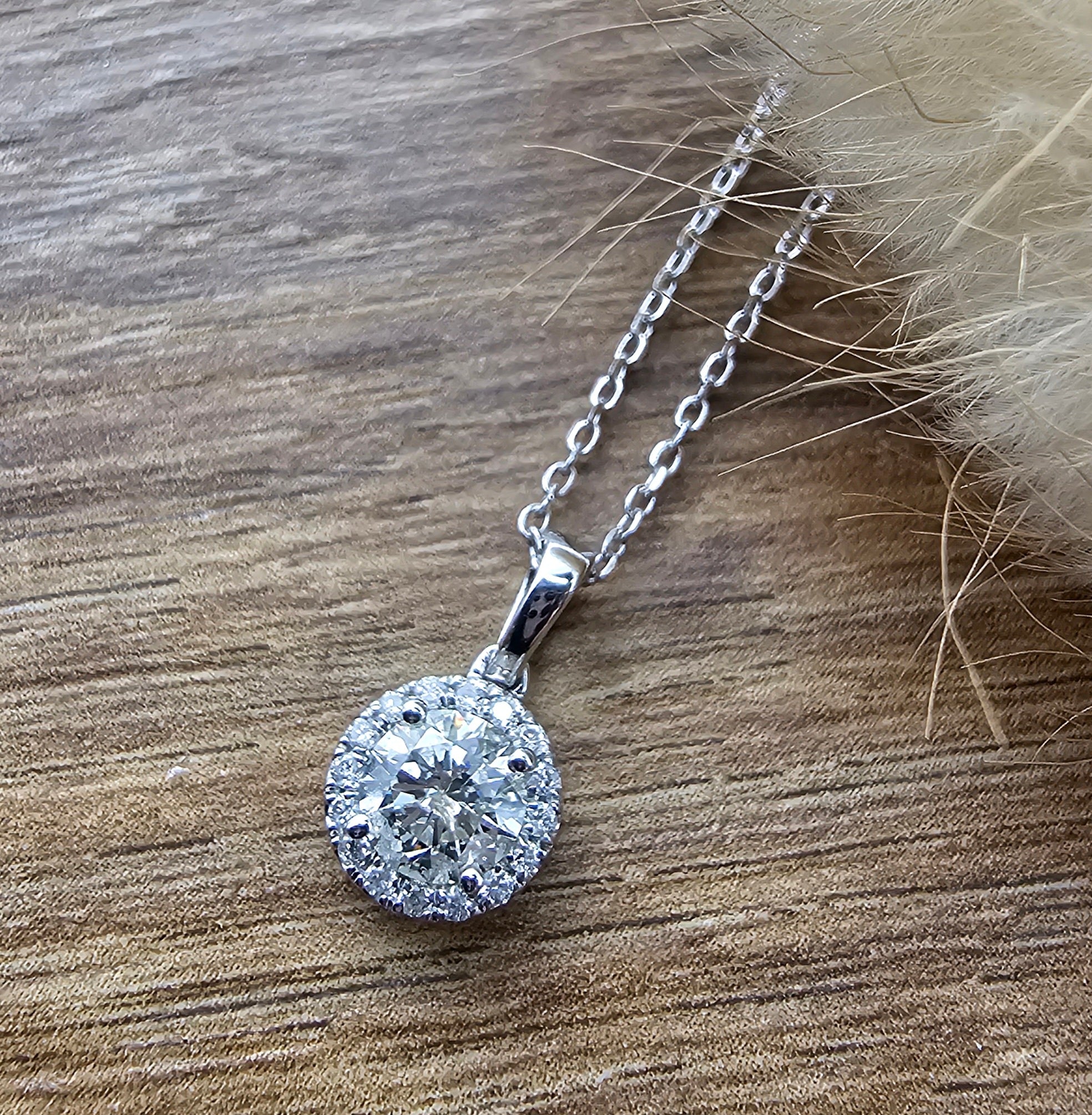 Round diamond cluster pendant (white gold)