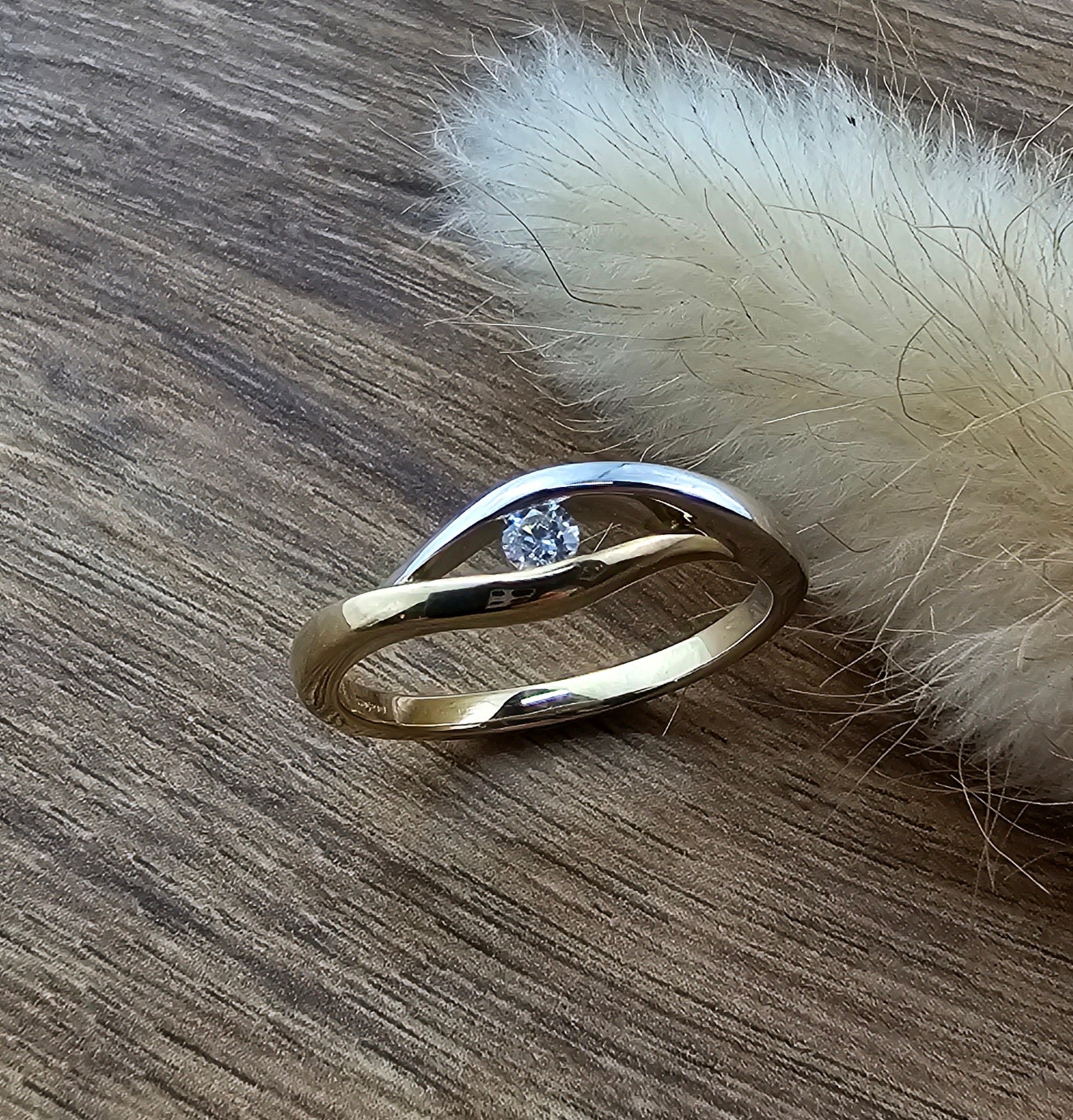 Two colour crossover diamond ring