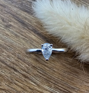 Oval diamond solitaire ring