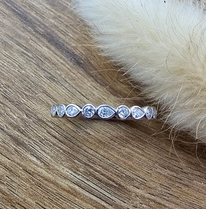 Pear and round cut diamond band