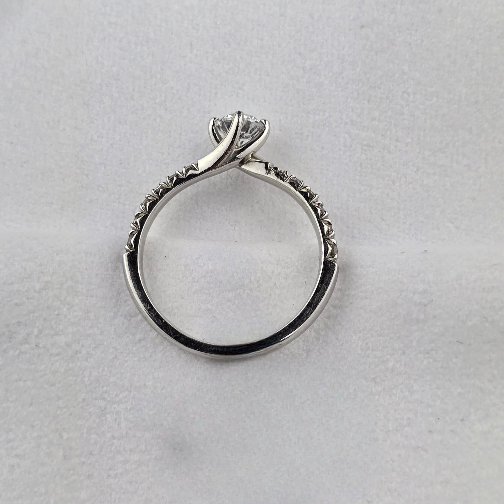 Round Diamond Twist Ring