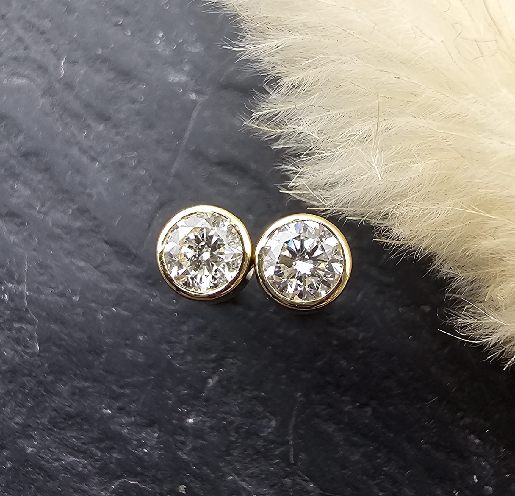 Round Diamond Stud Earings