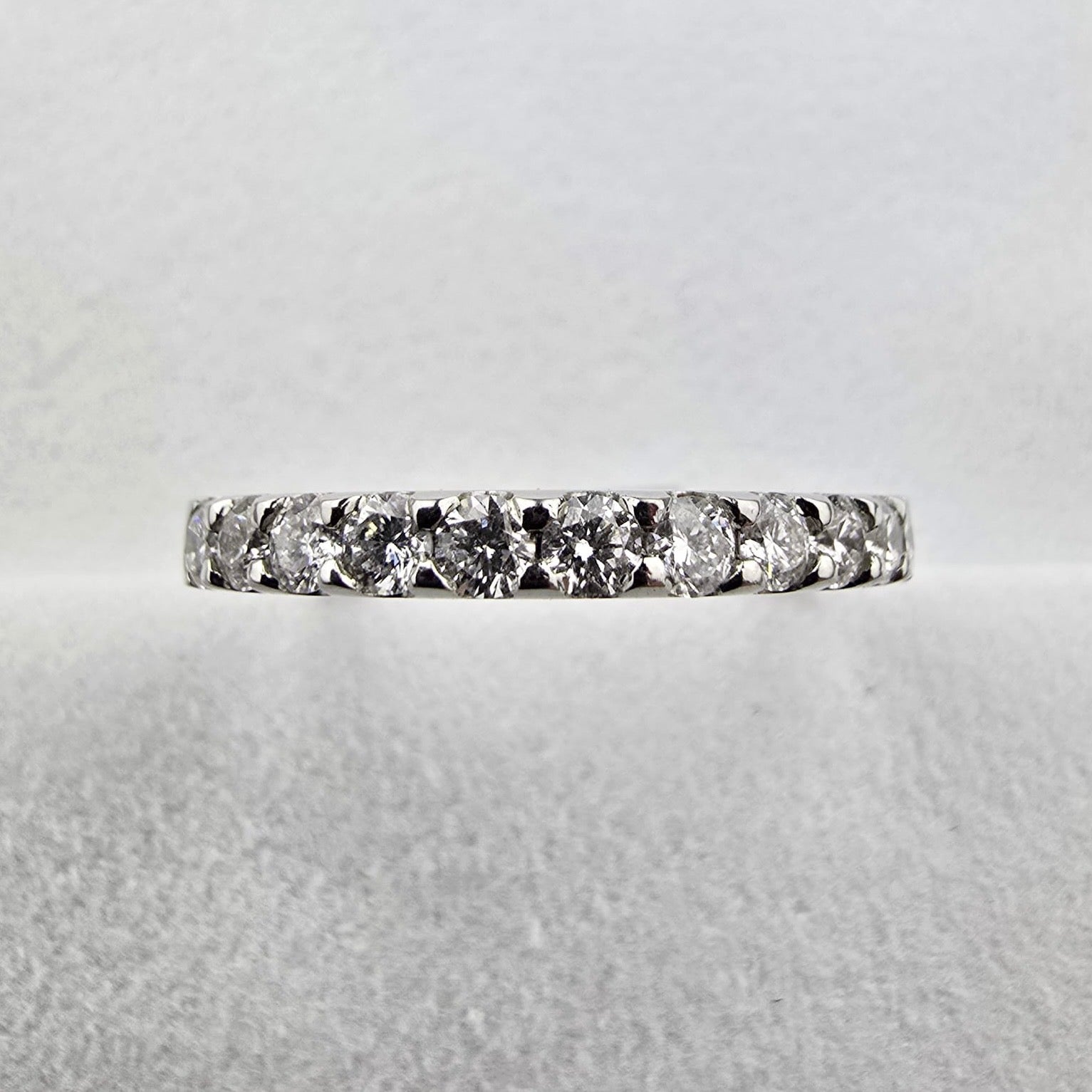 Scalloped Claw Set Diamond Band