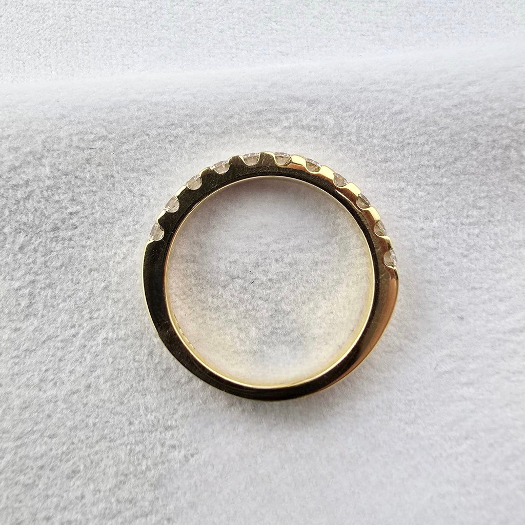 Scalloped Claw Set Diamond Band