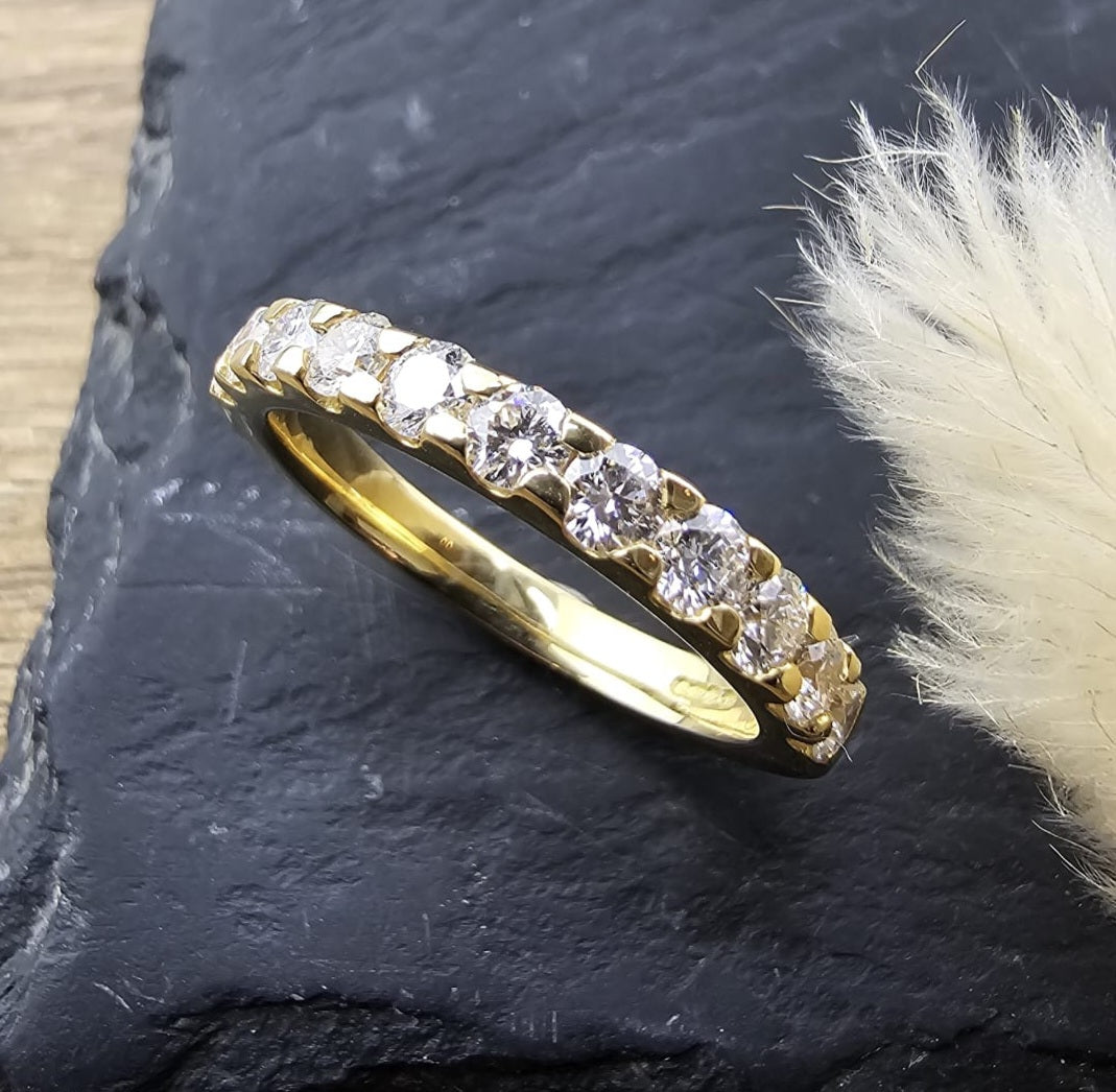 Scalloped claw set diamond band
