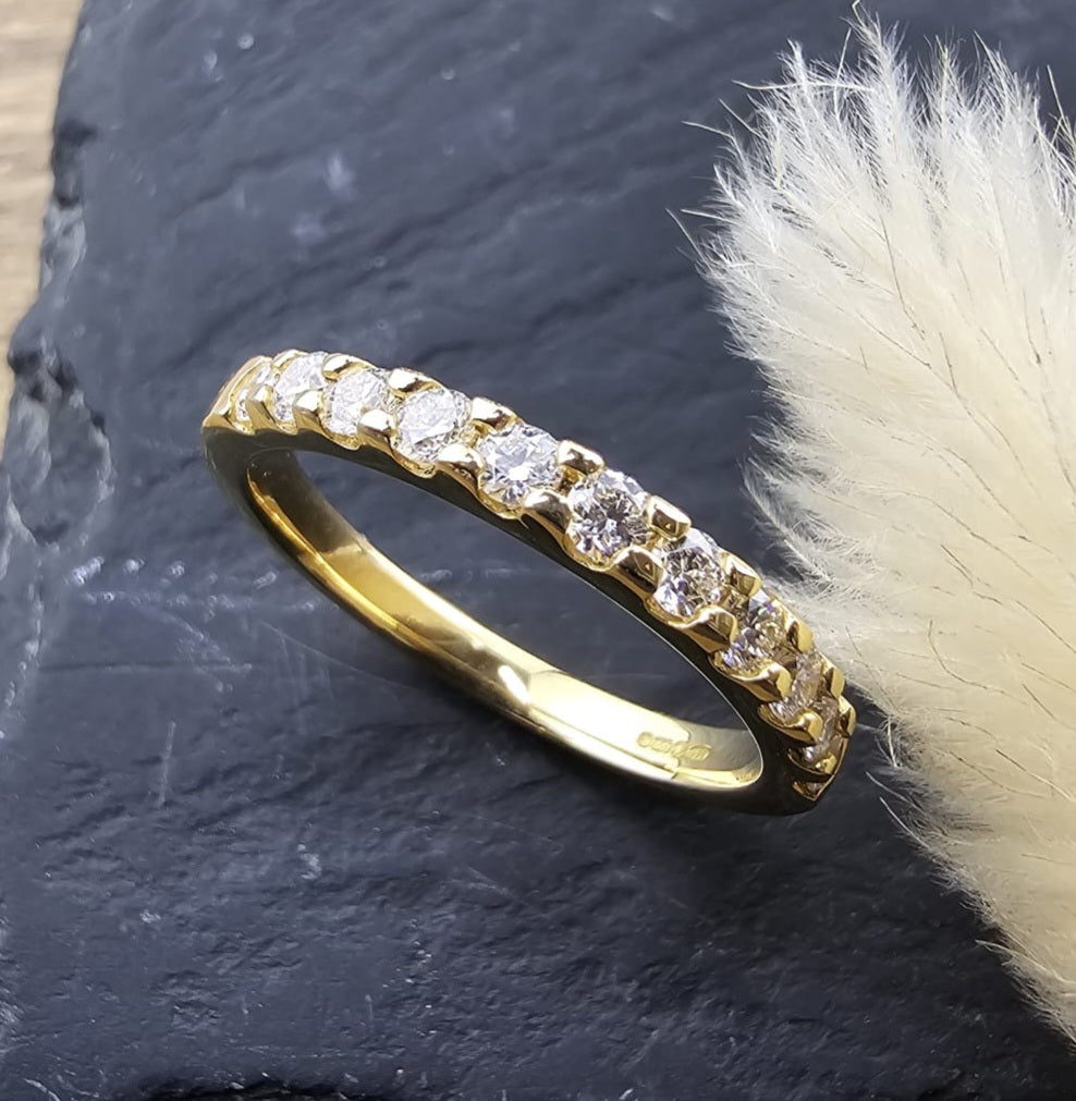 Gold scalloped claw diamond set band