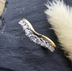 Curved offset diamond band (gold)