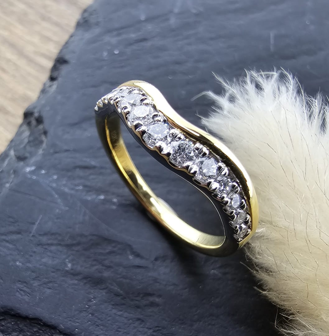 Curved offset diamond band (gold)