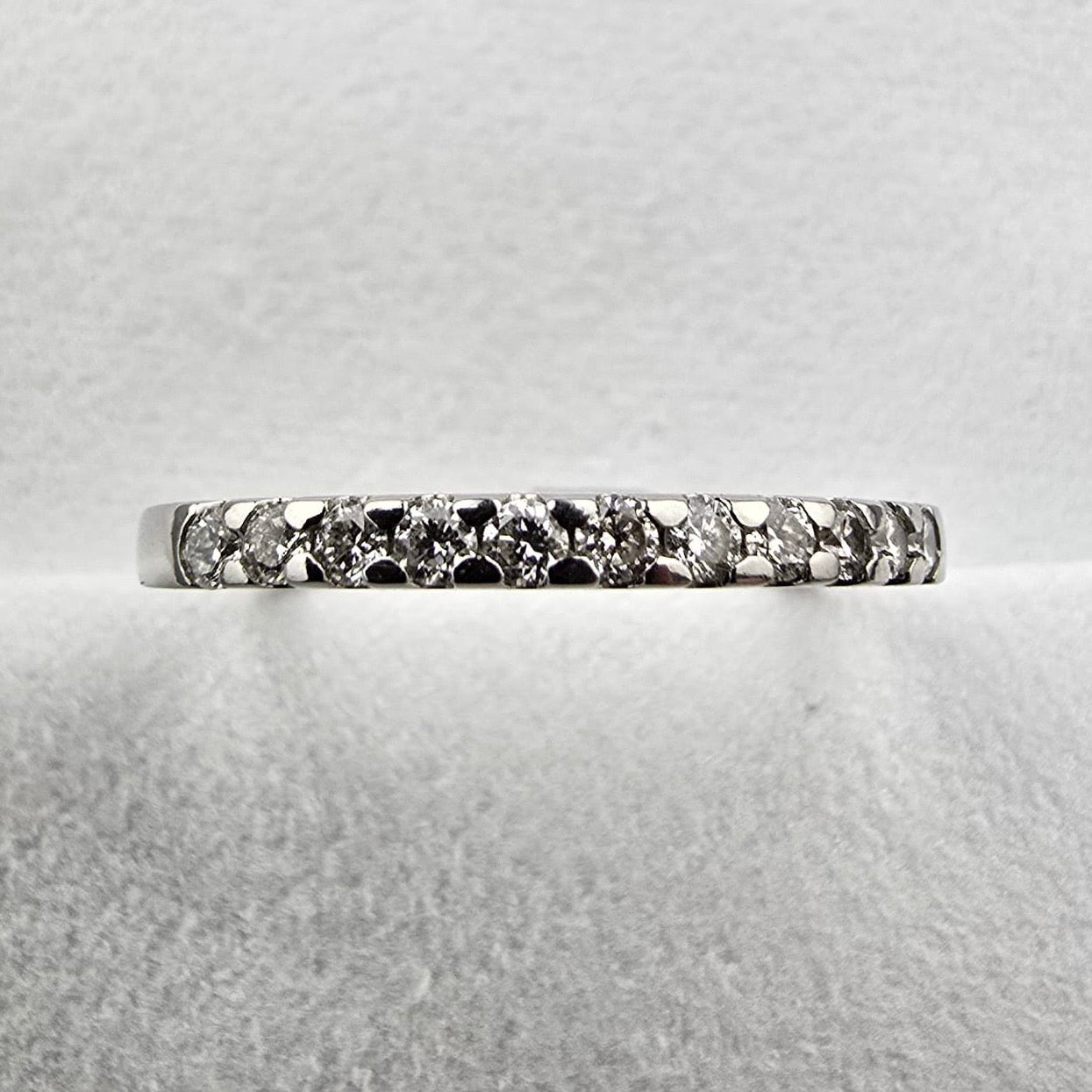 Scalloped Claw Set Diamond Band