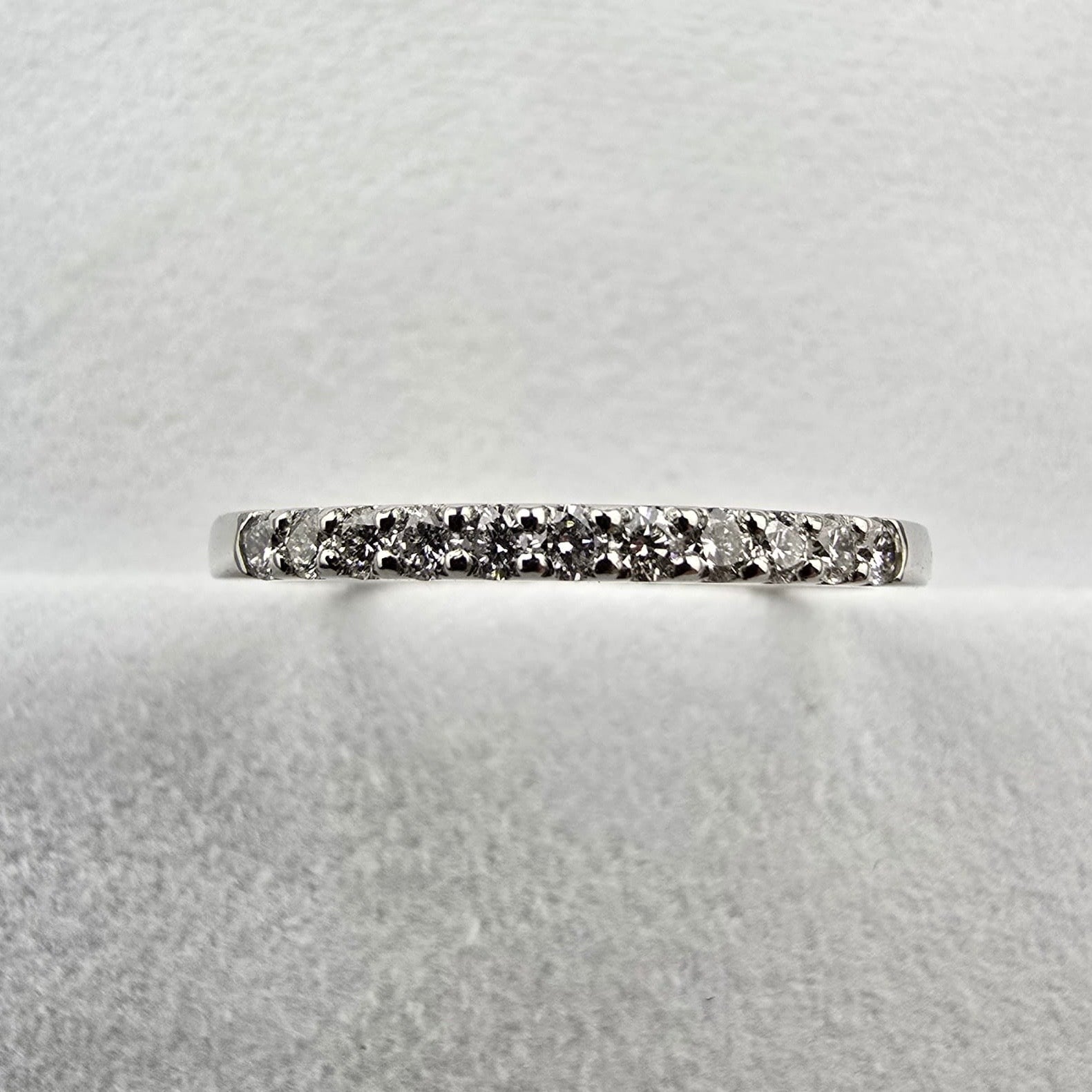 Scalloped Claw Set Diamond Band