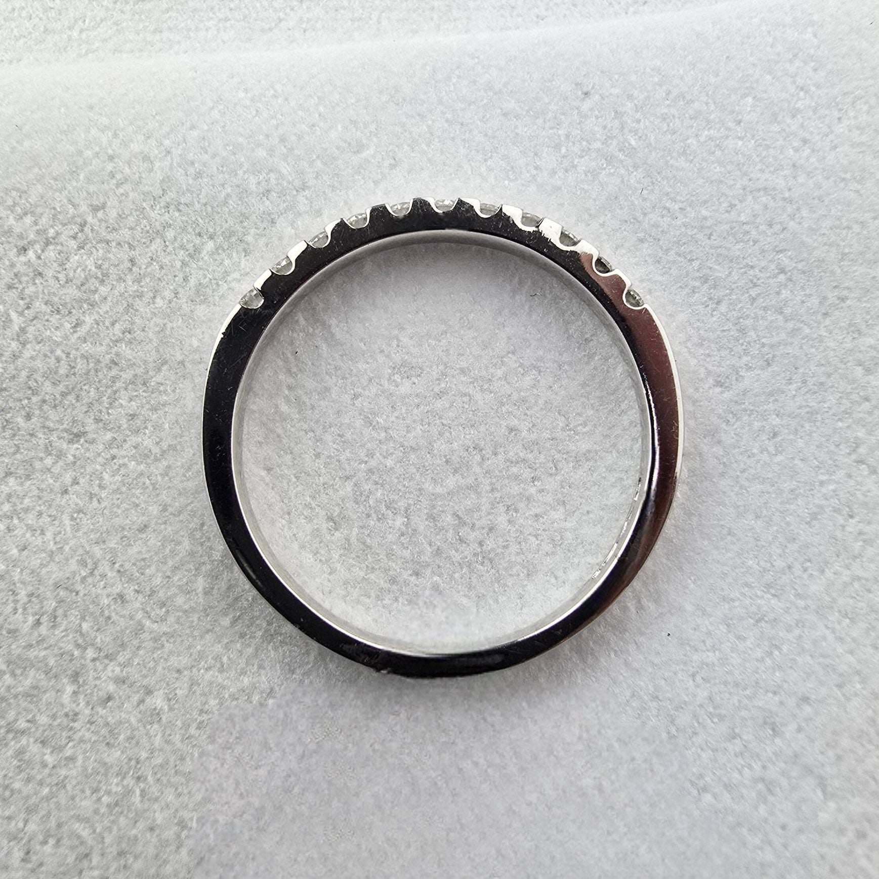 Scalloped Claw Set Diamond Band