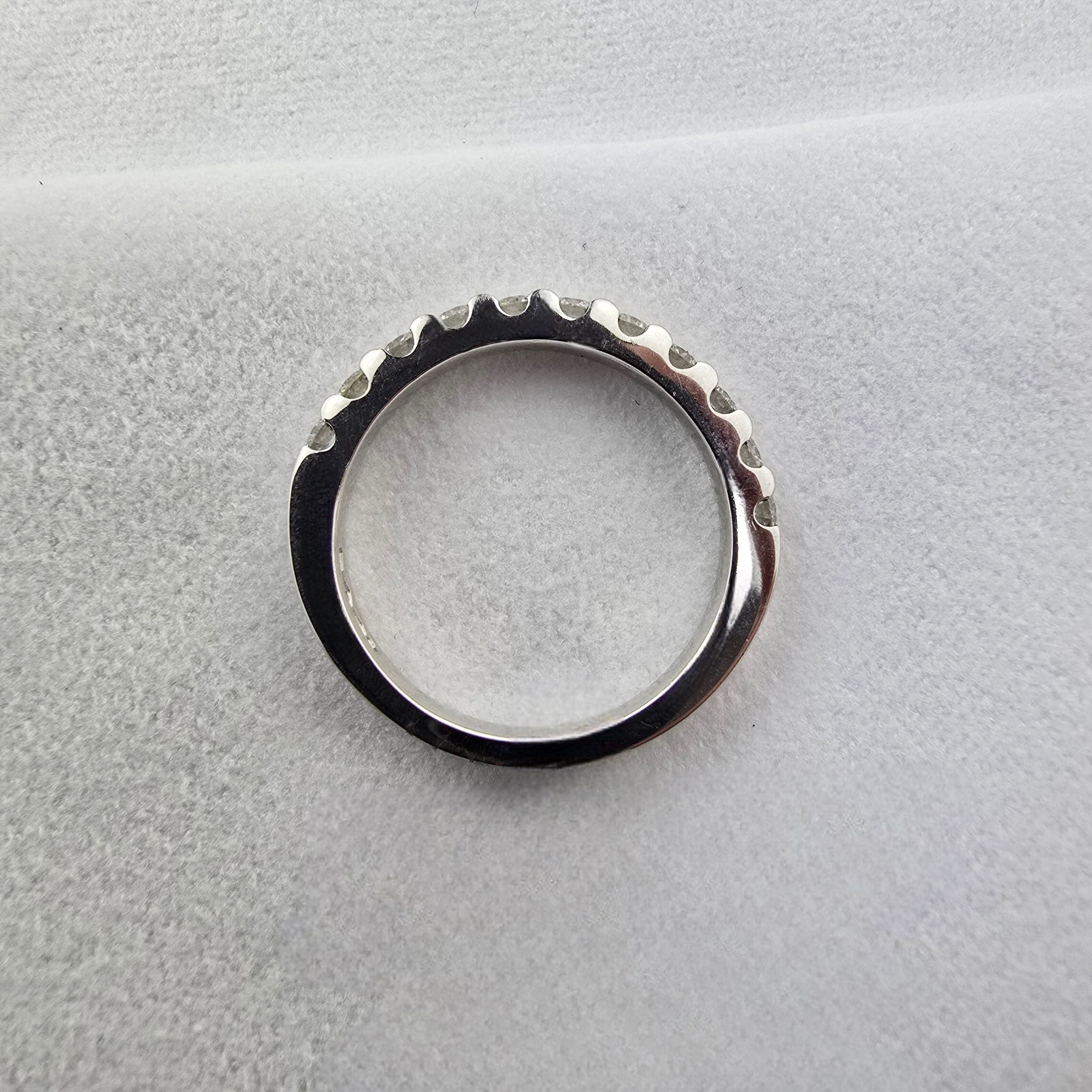 Scalloped Claw Set Diamond Band