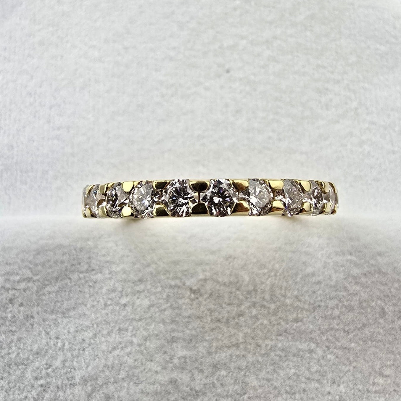 Scalloped Claw Set Diamond Band