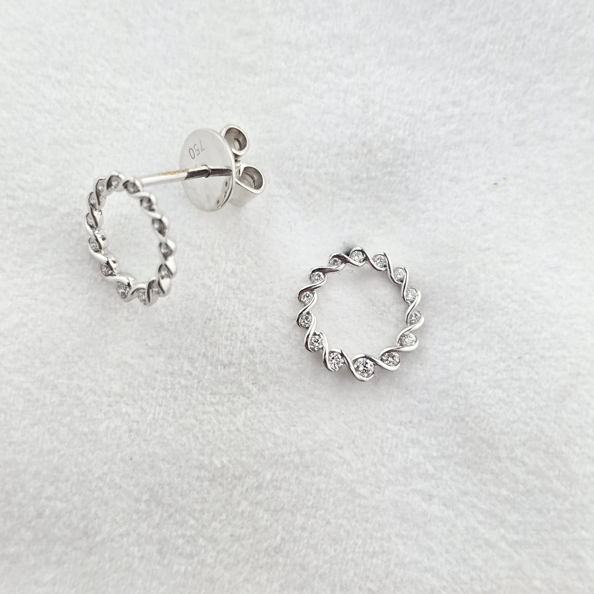 Ribbon Circle Stud Earrings