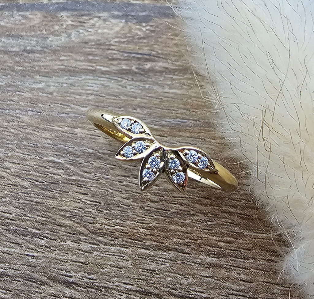 Floral shaped diamond set band