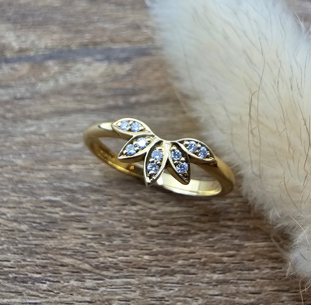 Floral shaped diamond set band