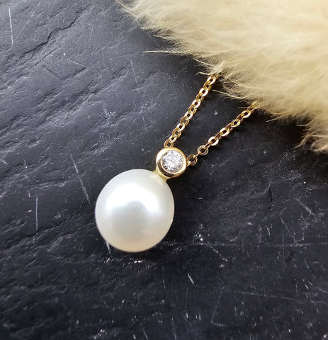 Round Pearl and diamond pendant (yellow gold)