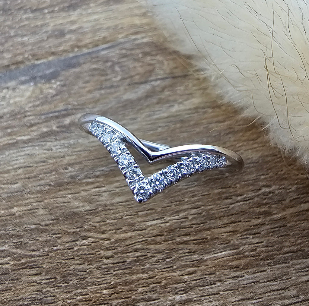 Diamond set wishbone band