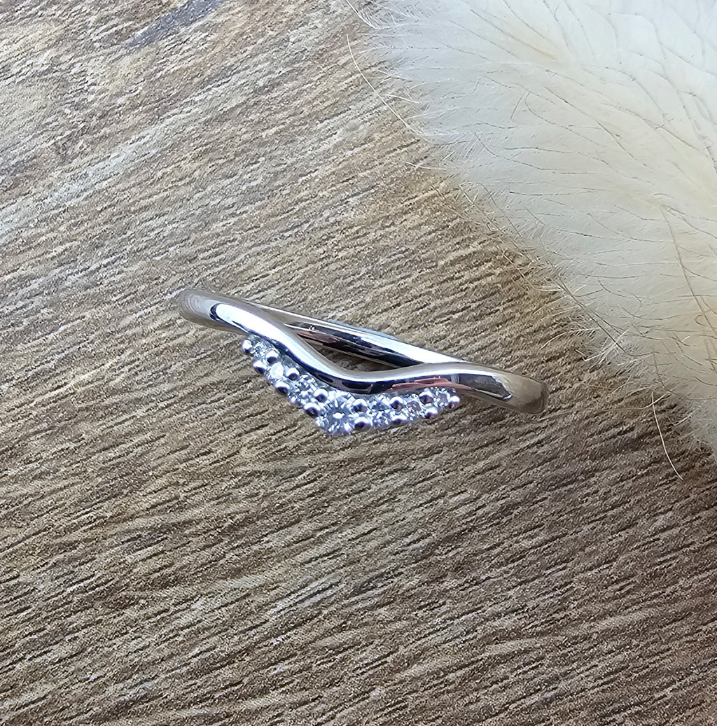 Offset curved diamond set band