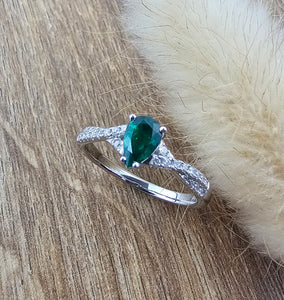 Pear cut emerald and diamond twist ring