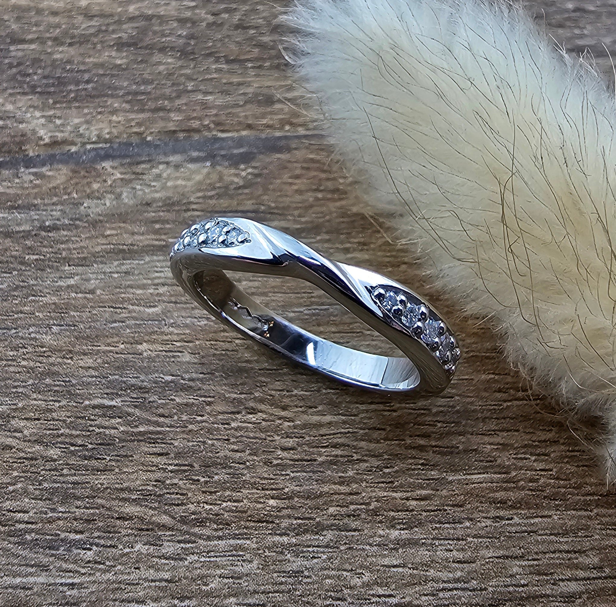 Diamond set kiss style band
