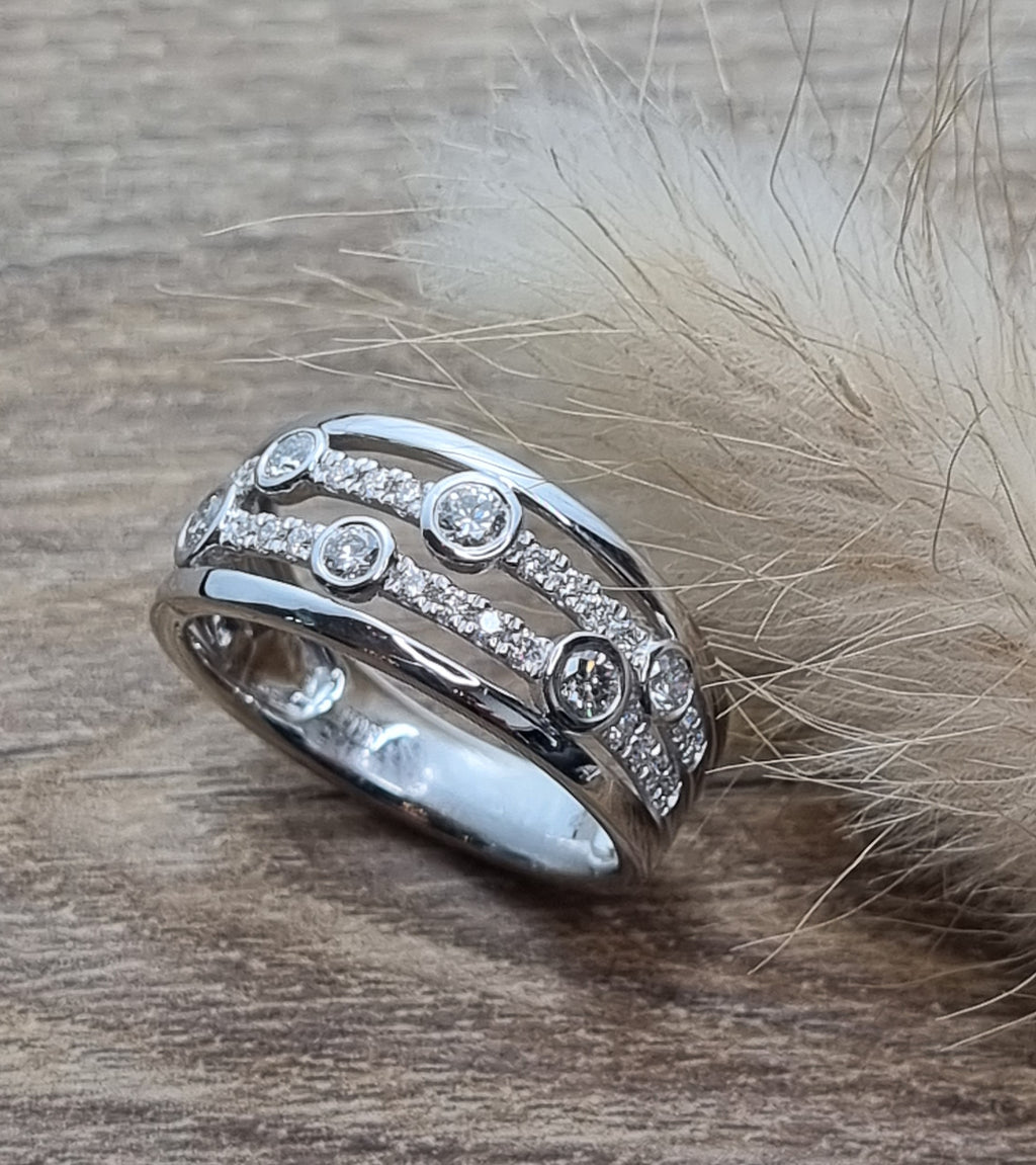 Four row diamond bubble ring