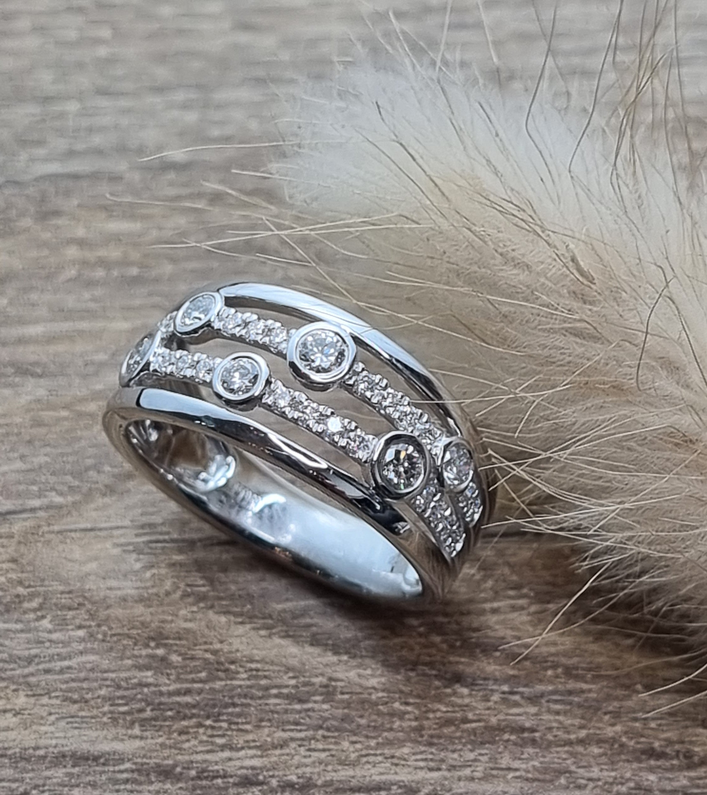 Four row diamond bubble ring