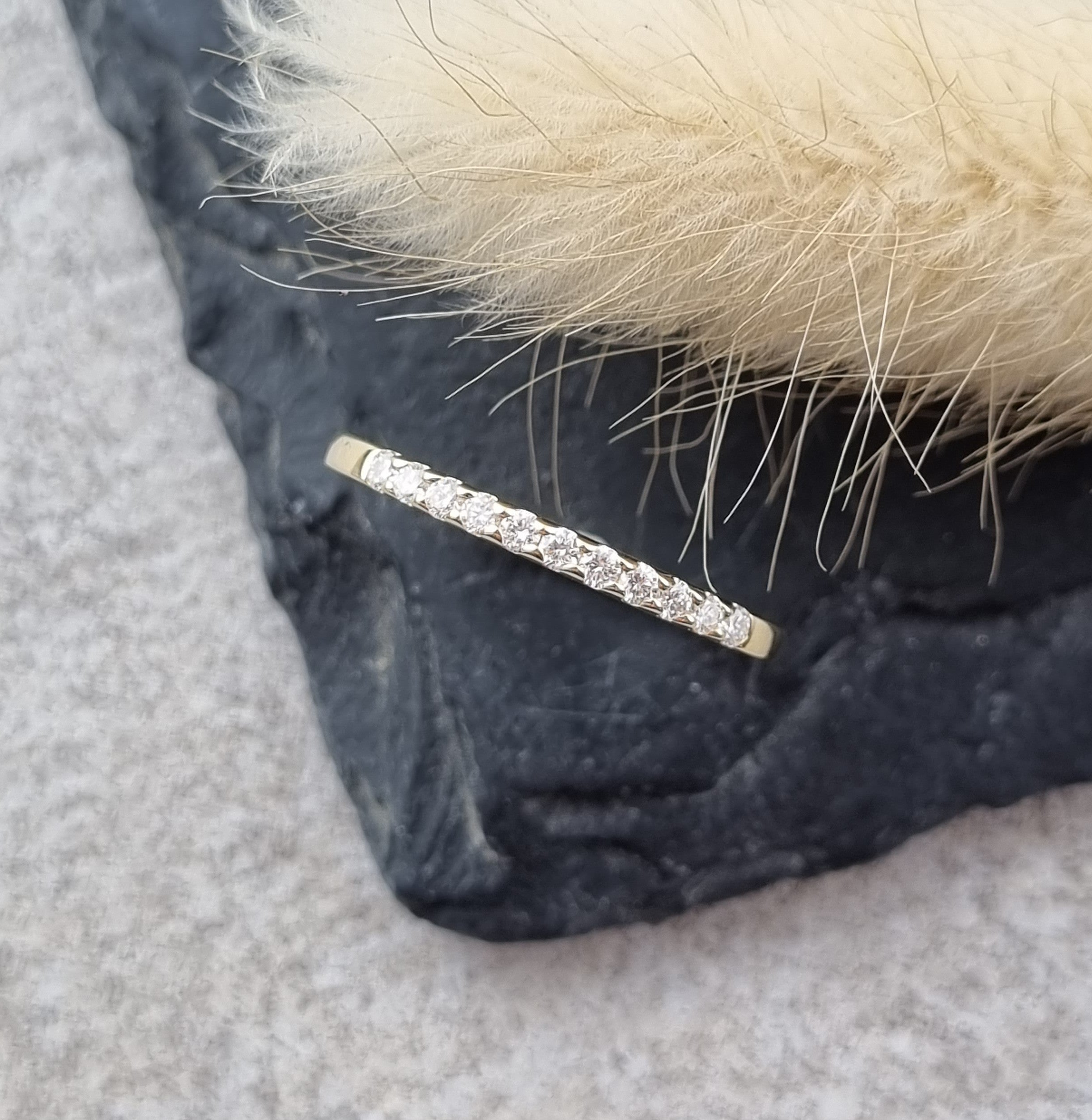 18ct gold scalloped claw set diamond band (0.25ct)
