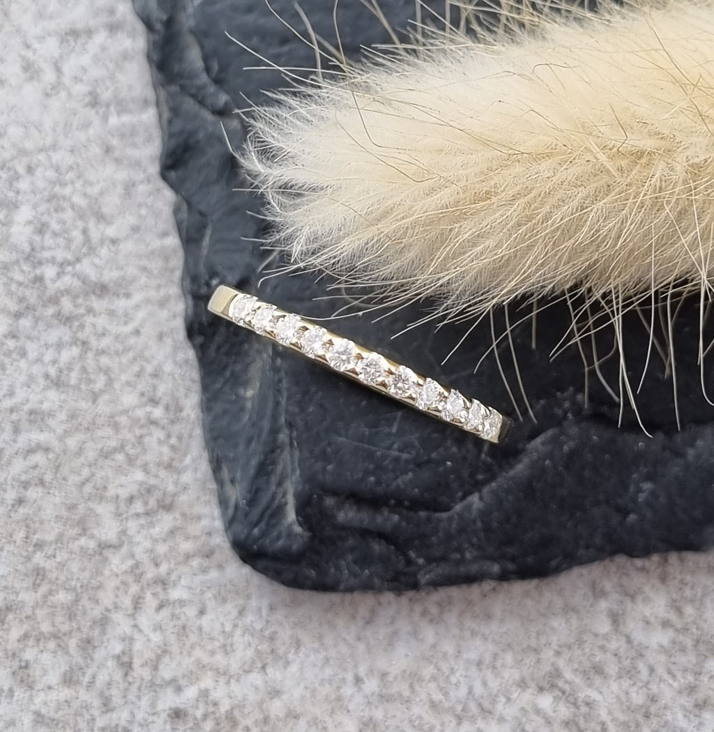 18ct gold scalloped claw set diamond band (0.33ct)