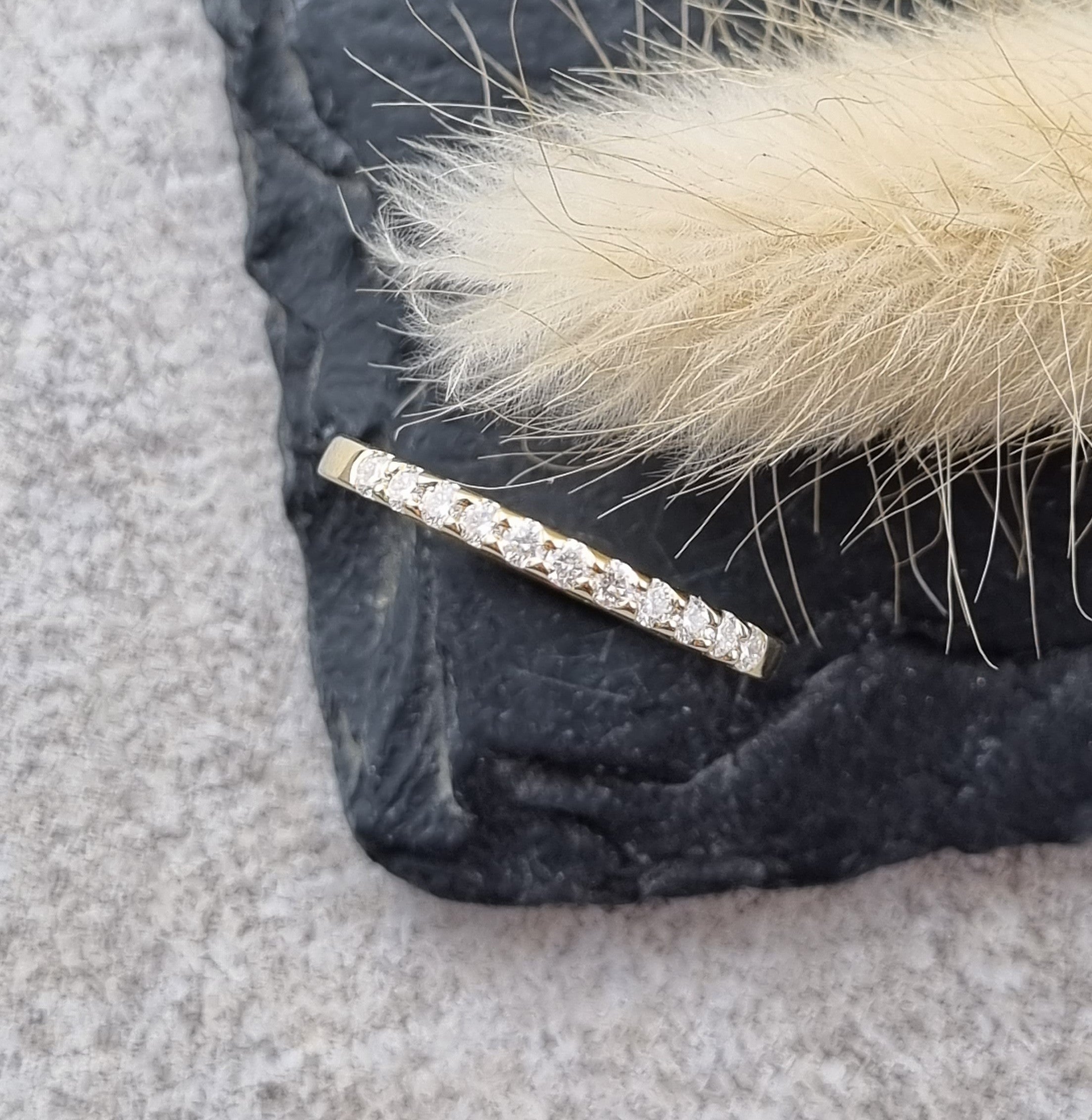 18ct gold scalloped claw set diamond band (0.33ct)