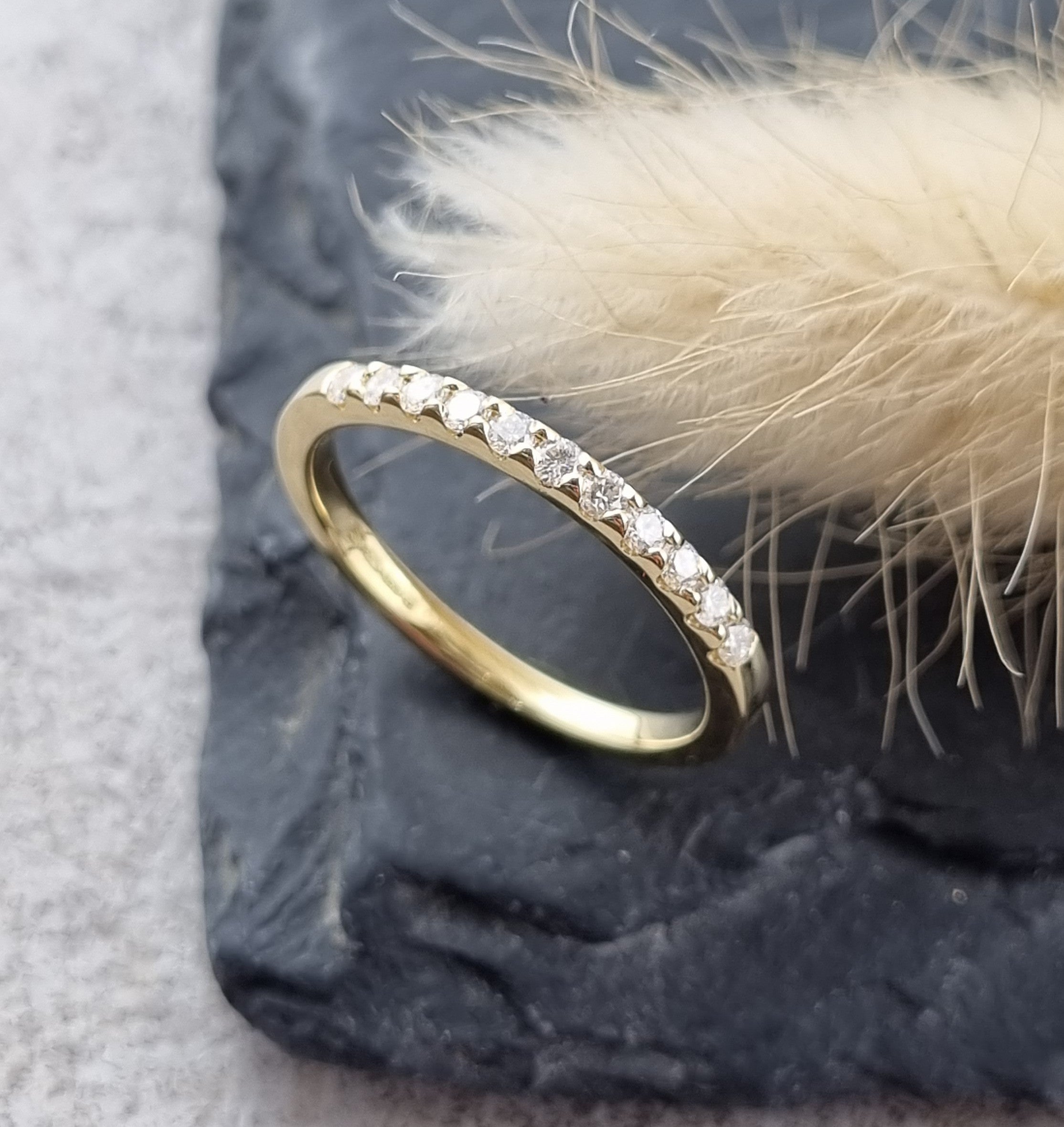 18ct gold scalloped claw set diamond band (0.33ct)