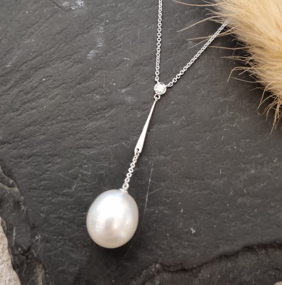 Drop Pearl and diamond pendant