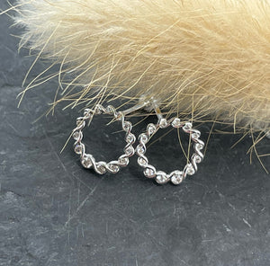 Ribbon circle stud earrings