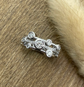 Diamond bubble ring with diamond strand