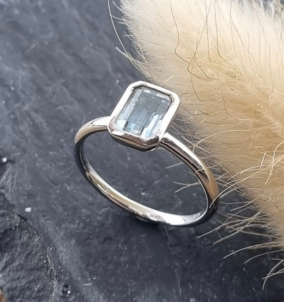 Aquamarine rubover ring