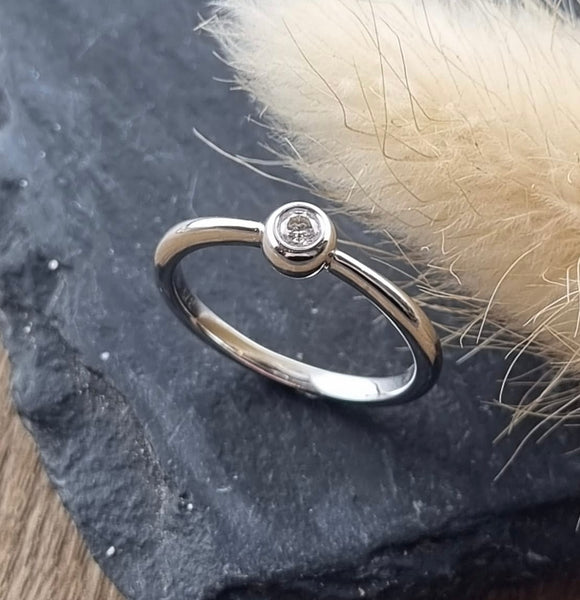 Single diamond rubover ring