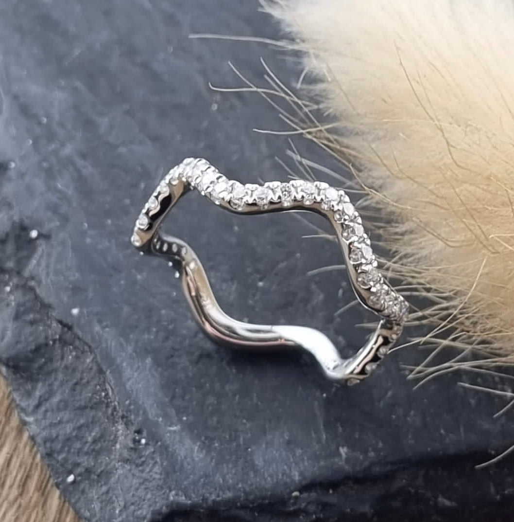 Diamond wave ring