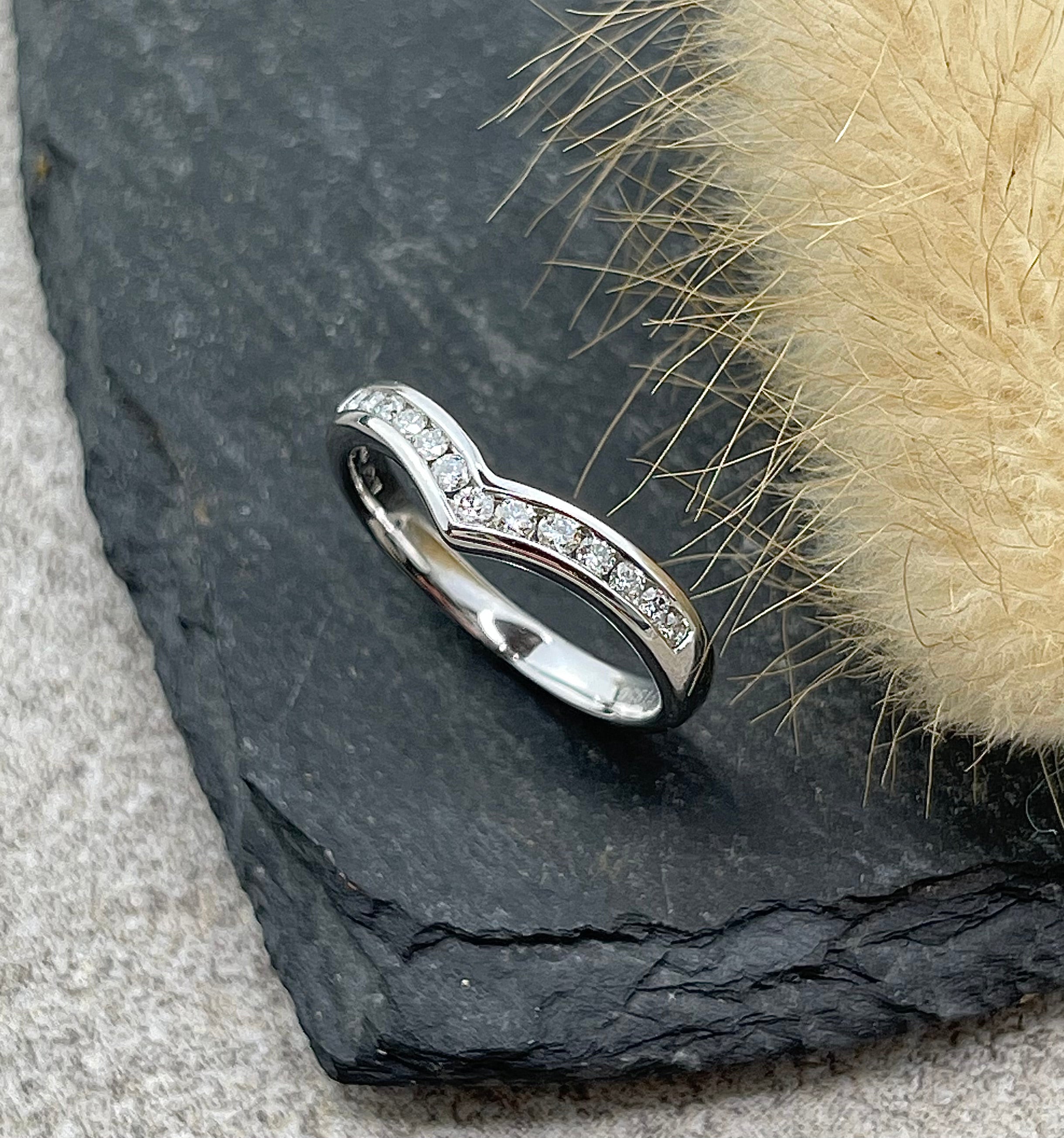 Channel set V shaped band