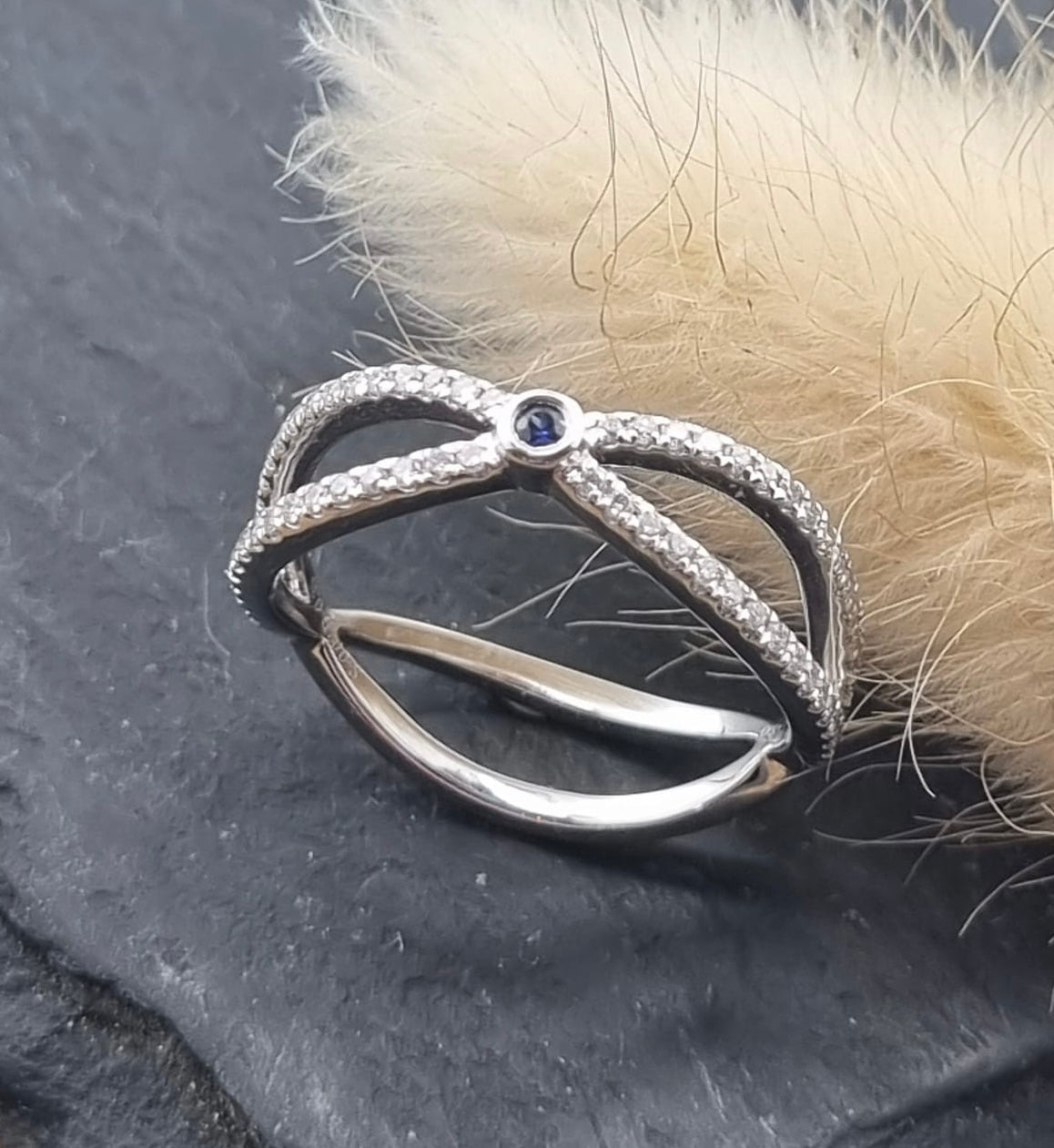 Sapphire kiss style ring