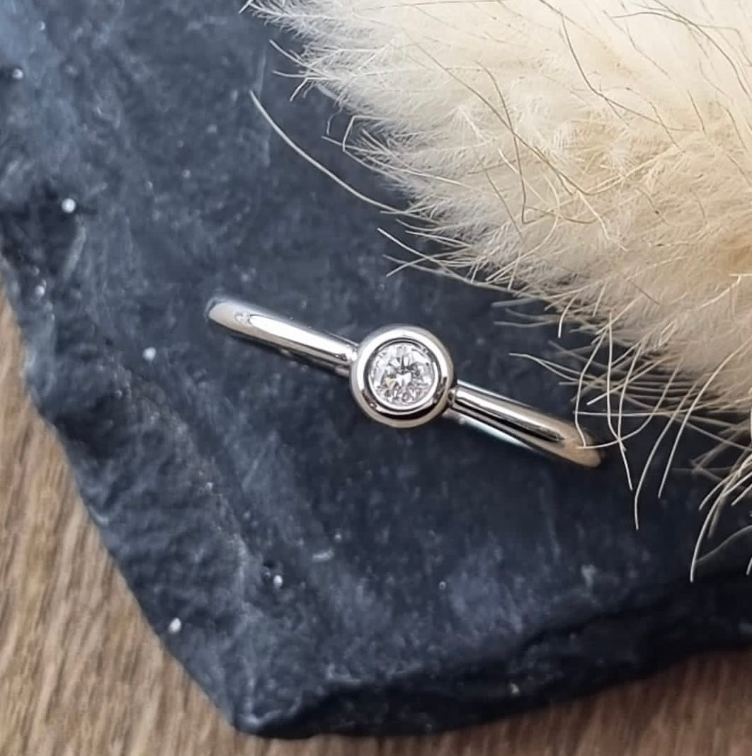 Single diamond rubover ring